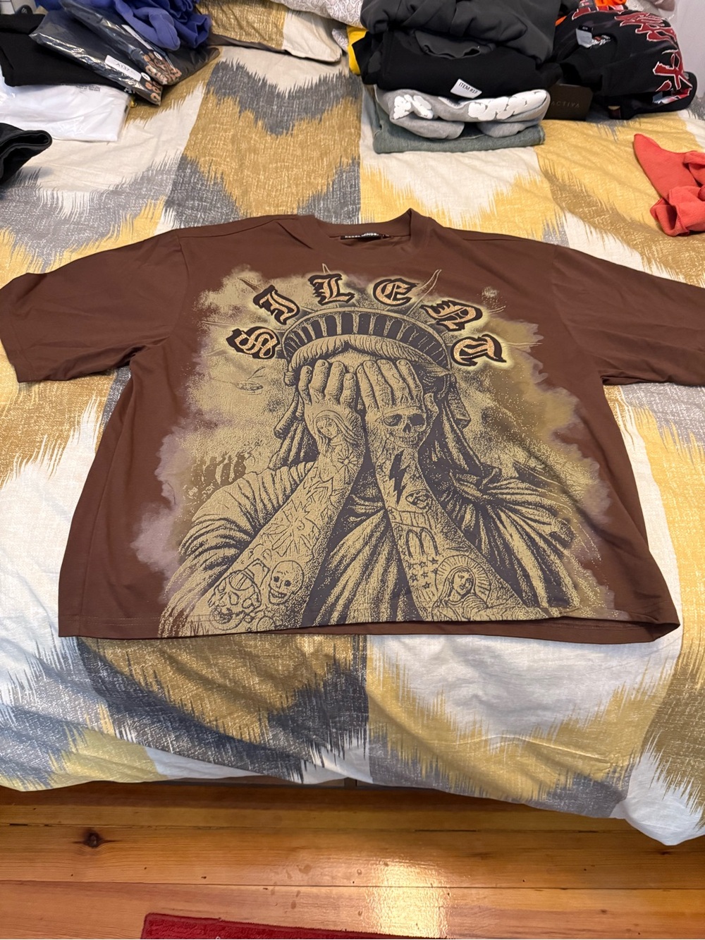 Rebel Minds Brown Short-Sleeve Graphic Tee with Statue Motif size XL